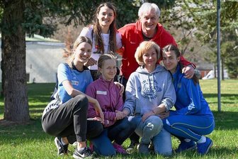 Dreispringerin aus der Ukraine bekommt Hilfe vom LAC Chemnitz:  Fast alles verloren, aber Hilfe gefunden - Kein Familienfoto, aber eine gute Mischung: Sophie Freund, Nachwuchstrainerin beim LAC, Vira Sinei, Olha Sinei, Mariia Sinei (vorn von links), Dreispringerin Maria Purtsa und Trainer Harry Marusch (hinten von links) beim Gruppenfoto im Chemnitzer Sportforum. 
