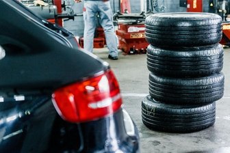 Dreiste Diebe stellen Auto in Klingenthaler Autohaus auf Stein - Das ging anders zu als bei einem normalen Reifenwechsel: Diebe montierten Räder auf dem Gelände eines Autohauses ab.