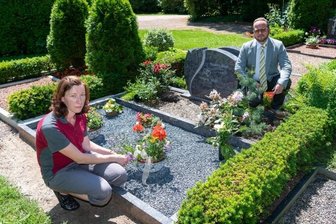 Dreister Diebstahl auf dem Friedhof - Bestatter Andreas Kohls und Ines Kästner, Mitarbeiterin für Grabpflege, an der Grabstätte auf dem Rochlitzer Friedhof, an der sich Diebe zu schaffen machten.