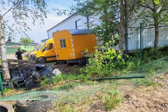 Dreister Diebstahl im Erzgebirge: Wie eine Bande unbemerkt fünf Bagger klauen konnte - Die Einbrecher walzten den Zaun mit einem Bagger platt, um die Baumaschinen vom Gelände fahren zu können.