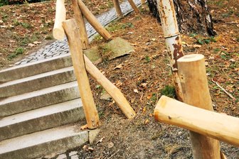 Dreister Diebstahl im Stadtpark: Geländer in Hainichen abmontiert - Das zerstörte Geländer im Stadtpark Hainichen.
