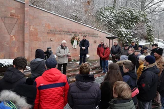 Dreister Diebstahl in Hohenstein-Ernstthal: Kupferbuchstaben mit brachialer Gewalt von Mahnmal entfernt - Seit 1996 wird am Ehrenmal für Opfer des Nationalsozialismus an der Pfaffenbergauffahrt jedes Jahr ein Kranz niedergelegt, um der Opfer der Nationalsozialisten zu gedenken. Jetzt wurde das Mahnmal massiv beschädigt.