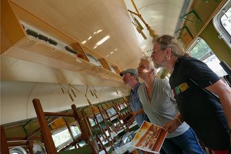Dreister Diebstahl: Langfinger entwenden 111 einzigartige Loks aus Wolkensteiner Zughotel - Ihre Blicke sind noch immer voller Entsetzen, wenn Ulrich und Kathrin Reuter sowie Berndt-Michael Rassenberg (v. l.) auf die beschädigten und größtenteils leeren Regale schauen, in denen die Modellbahnen standen.