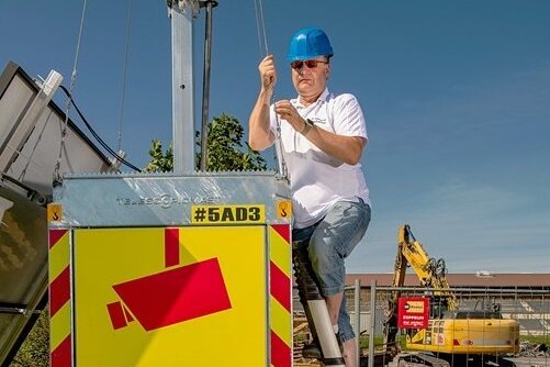 Dreister Material- und Dieselklau: Dieben per Video auf der Spur - Mario Oehme aus Dorfchemnitz stellt Überwachungstürme her und vermietet diese an Baufirmen und Unternehmen. 