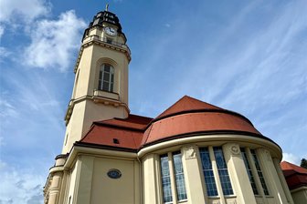 Dreister Seriendieb im Erzgebirge: Während des Gottesdienstes sogar den Pfarrer bestohlen - In der Auer Friedenskirche ist der Pfarrer während des Gottesdienstes bestohlen worden.