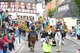 Dreistündiger Festumzug mit 900 Beteiligten durch Seiffen: Glanzlicht der 700-Jahr-Feier - Den Umzug führen zwei Polizeireiter an, es folgt das älteste Siegel Seiffens, das Anfang des 18. Jahrhunderts verwendet wurde.