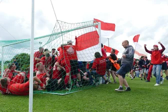 Dreistündiger Krimi: Finale des Fußball-Kreisklassenpokals sprengt im Erzgebirge mehrere Rekorde - Nach dem Elfmeterschießen kannte der Jubel bei der Spielgemeinschaft Arnsfeld/Preßnitztal keine Grenzen.