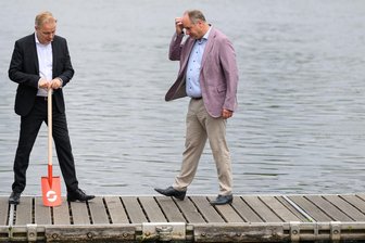 Dresden baut Flusswasserwerk für Halbleiterindustrie - Symbolische Spatenübergabe für den Bau eines Flusswasserwerkes an der Elbe in Dresden. 