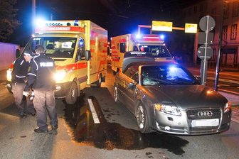 Dresden: Fußgängerin von Cabrio aus Chemnitz angefahren - Als die 53-Jährige an der Haltestelle "Angelikastraße" über die Straße lief, wurde sie von einem Audi Cabrio aus Chemnitz erfasst.