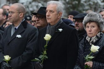 Dresden: Gedenken mit Bekenntnis gegen Rechts - US-Generalkonsul Mark J. Powell, Sachsens Ministerpräsident Stanislaw Tillich (CDU) und Dresdens Oberbürgermeisterin Helma Orosz (l-r) mit weißen Rosen.