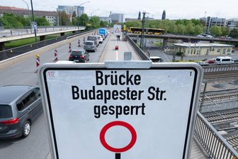 Dresden hat ein neues Brücken-Problem - Die Stadt Dresden will die marode Brücke Budapester Straße mit Notpfeilern abstützen und sich so zehn Jahre Zeit für einen weiteren Betrieb verschaffen (Archivbild). 