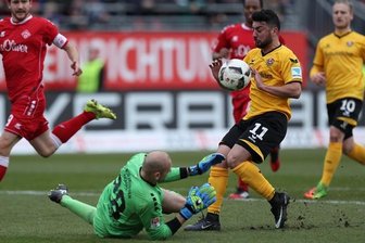 Dresden kann nach Sieg im Aufsteigerduell Klassenerhalt feiern - Der Würzburger Torwart Robert Wulnikowski wehrt den Ball vor dem Dresdener Aias Aosman ab. Doch Wulnikowski musste im Spiel zweimal hinter sich greifen.