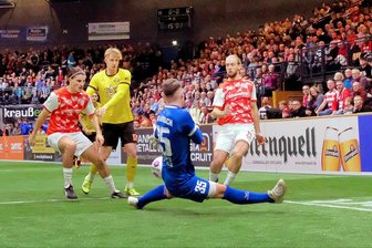 Dresden komplettiert das Starterfeld beim 20. Zwickauer Hallenfußballturnier als Premierensieger - Veron Dobruna (links) und Felix Schlüsselburg (rechts) entschieden am 6. Januar 2024 mit dem FSV Zwickau das Finale des Hallenmasters gegen den VfB Auerbach mit 5:1 für sich.