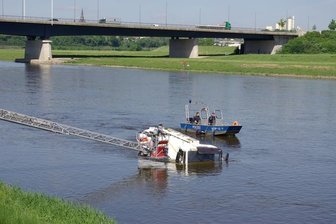 Dresden: Laster in der Elbe -