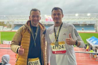 Dresden-Marathon mit mittelsächsischen Fußballern: „Die Krämpfe warten nur auf einen falschen Schritt“ - Das Debüt erfolgreich gemeistert: Lukas Pietsch (l.) und Patrick Richter liefen in Dresden ihren ersten Marathon.