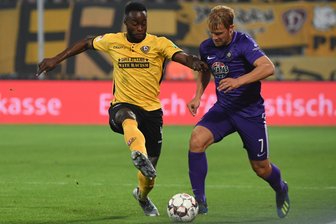 Dresden und Aue teilen sich in brisantem Sachsen-Derby die Punkte  - Dresdens Erich Berko (l) und Aues Jan Hochscheidt kämpfen um den Ball.