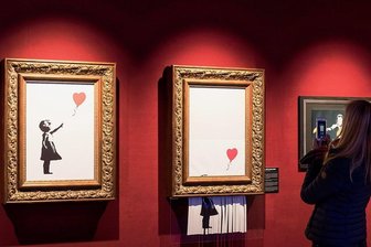Dresden zeigt Kopien von Banksy-Werken - Die Ausstellung "The Mystery of Banksy - A Genius Mind" mit Replikaten von Kunstwerken des Streetart-Künstlers Banksy tourt durch Deutschland. Zu sehen sind auch "Girl with Balloon" ("Mädchen mit dem Ballon") und "Love is in the Bin" ("Die Liebe ist im Eimer"), entstanden bei einer berühmt gewordenen Schredderaktion. 