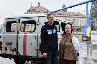 Dresden: Zerschossener ukrainischer Krankenwagen erstmals im Osten zu sehen - Der Dresdner Martin Walther hat die Kundgebung mit dem zerschossenen Buchanka-Krankenwagen vor dem Dresdner Kulturpalast organisiert. Für die Ukrainerin Nataliia Moroz aus der Nähe von Butscha ist der Anblick des Autos ein Grauen.