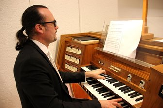 Dresdener Frauenkirchenkantor Matthias Grünert gibt in Plauen ein Solokonzert - Matthias Grünert spielt an der neuen Orgel.