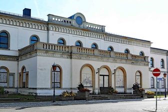 Dresdener kauft Bahnhof Crimmitschau - Ein Investor aus Dresden will dem Crimmitschauer Bahnhofsgebäude wieder Leben einhauchen wie auch der Bahnhofsuhr.