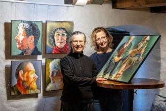 Dresdener Künstlerin Katharina Probst stellt in Plauener Malzhausgalerie aus - Künstlerin Katharina Probst (links) und Galeristin Steffi Müller-Klug bei den letzten Vorbereitungen für die neue Ausstellung im Malzhaus.