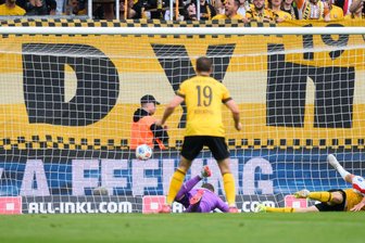 Dresdner Erlösung: 2:1 über Kiel sichert Klassenverbleib -  Vincent Vermeij (Dynamo Dresden, r) erzielt das Tor zum 2:0.