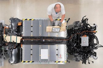 Dresdner Hilfe für VWs Aufholjagd auf Tesla - Ein VW-Mitarbeiter verkabelt in der Gläsernen Manufaktur in Dresden den Akku an einer Linie für den VW ID.3.