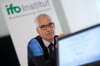 Dresdner Ifo-Institut: Milliardenpakete nützen dem Westen mehr als dem Osten - Joachim Ragnitz von der Niederlassung Dresden des ifo-Instituts hat auch diesen Winter wieder die Konjunkturprognose vorgestellt.