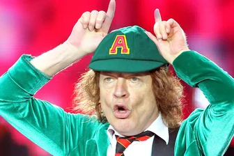AC/DC-Leadgitarrist Angus Young bei einem Konzert von AC/DC in der jeipziger Red Bull Arena im Jahr 2016. Die Band hat mit einem Countdown auf ihrer Website Gerüchte um eine Tournee befeuert. (zu dpa: «Geheimnisvoller Countdown auf AC/DC-Website befeuert Tournee-Gerüchte») Foto: Jan Woitas/dpa-Zentralbild/dpa +++ dpa-Bildfunk +++