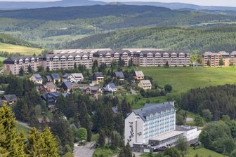 Dresdner lassen am Fichtelberg moderne Mietwohnungen bauen - Blick auf den Sparingberg in Oberwiesenthal: Rechts hinten im Bild sind zwei der drei Punkthäuser zu sehen, die derzeit aufwenig modernisiert werden. Links daneben in einer Reihe die Wohnblöcke, die ebenfalls zu der Dresdner Unternehmensgruppe gehören und von ihr vermietet werden.