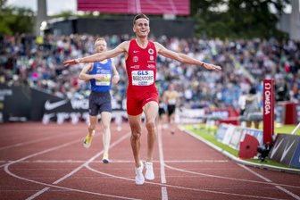 Dresdner Lokalmatador Karl Bebendorf widmet Titel todkranker Mutter - Karl Bebendorf „fliegt“ in seinem Wohnzimmer als Erster über die Ziellinie.