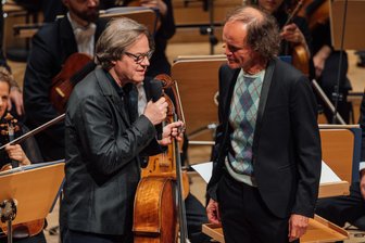 Dresdner Musikfestspiele: Olaf Schubert gibt zum Auftakt den Banausen - „Was ist bei ihnen falsch gelaufen?“ – Mit wohl choreografierter Respektlosigkeit begegnete Olaf Schubert (rechts) Festivalintendant und Cellist Jan Vogler (links) bei der Eröffnung der Dresdner Musikfestspiele.