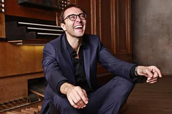 Dresdner Musikfestspiele zu Gast in Freiberg: Zwei Orgeln, eine Trompete und ein paar Tasten zu wenig - Bewies auf den beiden Freiberger Silbermann-Domorgeln versiertes Geschick: Organist Christian Schmitt