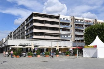 Dresdner Platte sieht künftig aus wie zu Honeckers Zeiten: Das ist der Grund - Die Platte am Neustädter Markt. Deutlich sichtbar: Der Bereich links wurde bereits saniert, rechts ist noch allerhand zu tun.