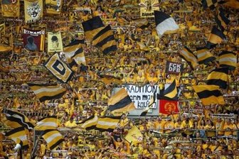 Dresdner Polizei: Sieben Menschen am Bullenkopf-Fall beteiligt - Bullenkopf-Wurf: Sechs Fans von Dynamo Dresden sind mittlerweile identifiziert.