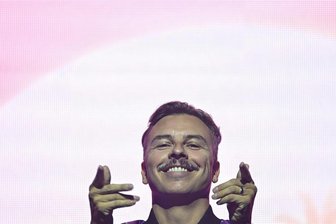 Dresdner Star-DJ Purple Disco Machine gibt Taylor Swift einen Korb - Der Dresdner DJ Purple Disco Machine ist inzwischen selbst ein Star und legt vor Zehntausenden Fas auf.