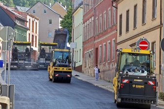 Dresdner Straße in Hohenstein-Ernstthal wird wieder freigegeben - Die Asphaltierungsarbeiten auf der Dresdner Straße sollen noch in dieser Woche beendet werden.