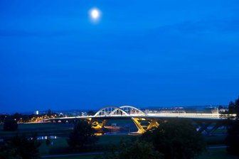 Dresdner Waldschlößchenbrücke wird für Verkehr freigegeben - 