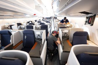 Dresdner Werk rüstet Business-Class für Lufthansa-A380 um - Die Lufthansa lässt ihre Maschinen vom Typ A380 in den Elbe Flugzeugwerken in Dresden umrüsten und wertet dabei die Business Class auf.