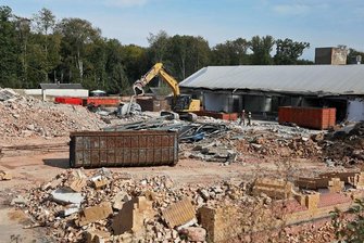 Drews-Abriss: Meerane braucht mehr Geld für Industriebrache - Auf dem Gelände zwischen Äußerer Crimmitschauer Straße und Wilhelm-Wunderlich-Park verschwindet die Drews-Brache. Dafür werden rund 1,1 Millionen Euro mehr als bisher geplant benötigt.