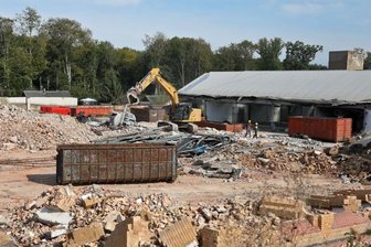 Drews-Abriss: Meerane braucht mehr Geld für Industriebrache - Auf dem Gelände zwischen Äußerer Crimmitschauer Straße und Wilhelm-Wunderlich-Park verschwindet die Drews-Brache. Dafür werden rund 1,1 Millionen Euro mehr als bisher geplant benötigt.