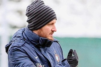 Drews und die Veilchen halten aneinander fest - Hannes Drews leitete am Montag das Training der Auer Zweitliga-Fußballer.
