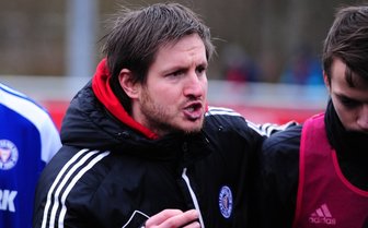 Drews wird FCE-Trainer - auch auf Wunsch von Lenk - Hannes Drews trainierte bisher Nachwuchsmannschaften des Drittligisten Holstein Kiel und drückte während seines Fußballlehrer-Lehrgangs gemeinsam mit Aues Ex-Trainer Domenico Tedesco die Schulbank. Als Interimstrainer gewann er mit den Kieler Profis gegen die Rivalen des FC Erzgebirge.