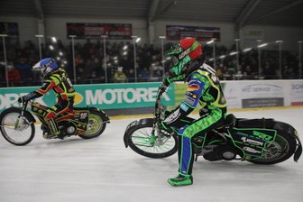 „Drift on Ice“: Spektakuläre Rennen in Schönheide ziehen die Massen an - „Drift on Ice“ in Schönheide – hier ein Bild vom Wochenende – soll es laut Organisator Ronny Weis auch 2026 wieder im Erzgebirge geben.
