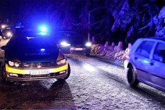 Driften am Fichtelberg: Beginnt das gefährliche Katz-und-Maus-Spiel mit der Polizei von vorn? - Am Samstagabend wurden auf Parkplätzen in Oberwiesenthal Platzverweise erteilt. Weitere Ermittlungen werden zeigen, ob sich die Autofahrer wegen etwaiger Verstöße verantworten müssen (Bild aus dem Vorjahr).