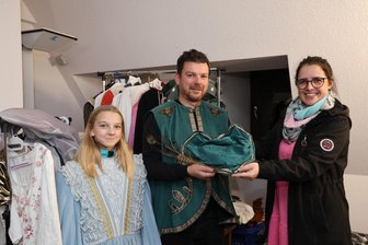 Dringend: Prinzessin sucht Prinz im Erzgebirge - Ein Prinz wurde gefunden: Uwe Oertel wird der Prinz von Schneewittchen und Tochter Charlotte eine der gute Feen von Dornröschen. Kirsten Drechsel half beim Anprobieren.