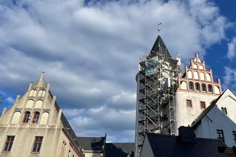 Dringende Reparatur am Schieferdach des Schlossturm Schwarzenberg nötig - Schlossturm von Schwarzenberg teilweise eingerüstet.