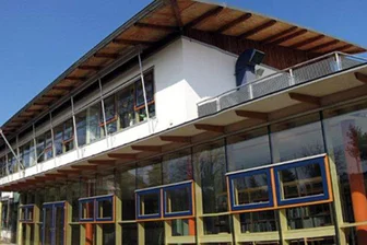 Dringende Sanierung notwendig: Pestalozzi-Oberschule in Wilkau-Haßlau leidet unter undichtem Dach mit drohenden Gebäudeschäden - Das Dach der Pestalozzi-Oberschule in Wilkau-Haßlau muss dringend saniert werden.