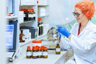 Dringlichkeitsliste soll Lieferengpässe für Kinderarznei verhindern - Die Pharmazeutisch Technische Assistentin Katharina Peltz von der Apotheke Johannstadt in Dresden stellt selbst Paracetamol-Saft her.
