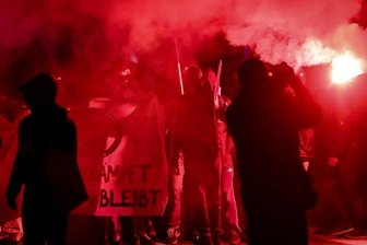 Teilnehmer einer Demonstration ziehen durch den Stadtteil Connewitz in Leipzig.